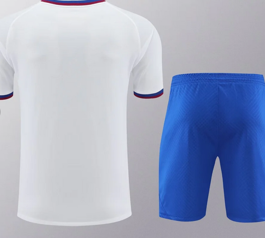 Conjunto de pantalón corto y camiseta blanca de prepartido del Barça 2024/2025
