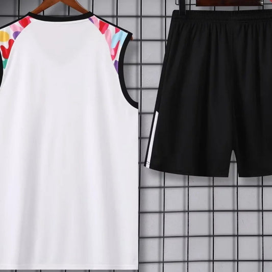 Camiseta y pantalones cortos de entrenamiento de fútbol blancos del Manchester United 2024/2025 previos al partido
