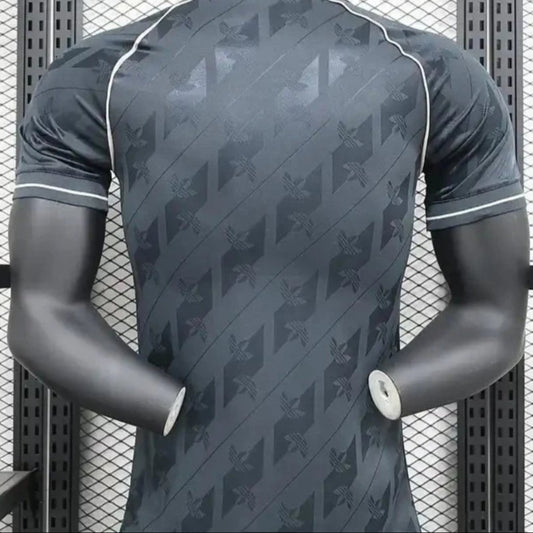 Camiseta de fútbol modelo retro del Real Madrid 2024/2025