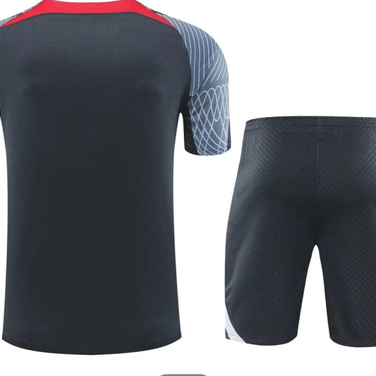Camiseta de entrenamiento y pantalones cortos negros de prepartido del Liverpool 2024/2025