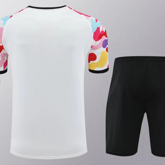 Camiseta y pantalón corto de entrenamiento prepartido blancos del Manchester United 2024/2025