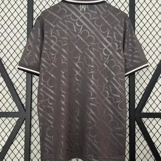 Camiseta de fútbol de la tercera equipación del Real Madrid 2024/2025