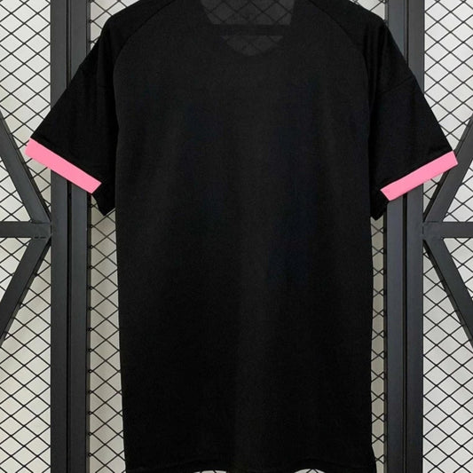 Camiseta de fútbol rosa serpiente del Real Madrid 2025/2026