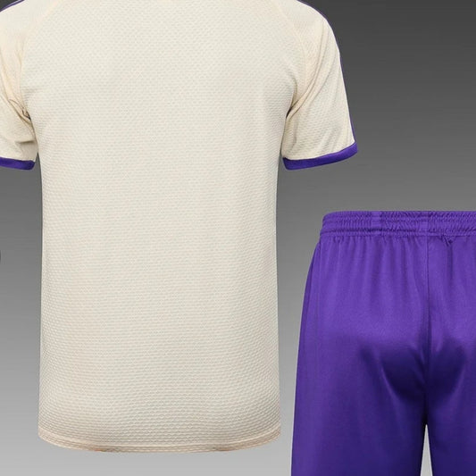 Camiseta y pantalón corto de entrenamiento prepartido del Real Madrid 2025/2026 albaricoque