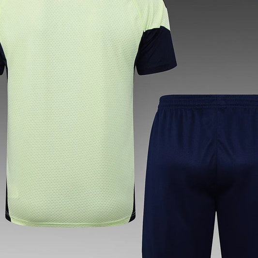 Camiseta de entrenamiento de prepartido y shorts de color verde claro del Real Madrid 2025/2026
